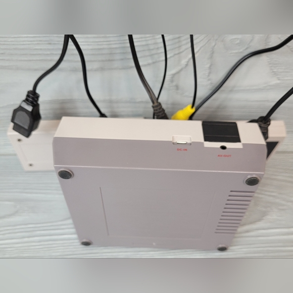 100+ Games Nintendo-Like Mini Home Entertainment System Gaming (NOT a Nintendo!) - Picture 15 of 16